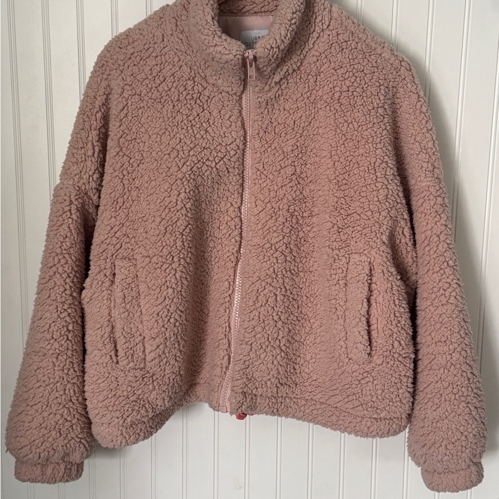 URBAN OUTFITTERS | 𝚆𝚒𝚕𝚕𝚘𝚠 𝚁𝚘𝚘𝚝 𝙵𝚞𝚣𝚣𝚢 𝙳𝚛𝚊𝚠𝚜𝚝𝚛𝚒𝚗𝚐 𝚃𝚎𝚍𝚍𝚢 𝙹𝚊𝚌𝚔𝚎𝚝 | 𝚂𝚣 𝙼𝚎𝚍𝚒𝚞𝚖 - Picture 2 of 4